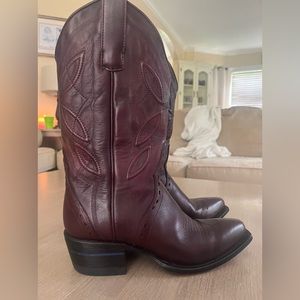 Alvies Cowgirl boot, The Rio Grande in Cherry Cola size 8B. Beautiful and comfy!